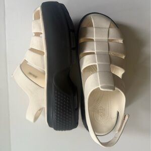 Crocs stomp fisherman sandals white W8